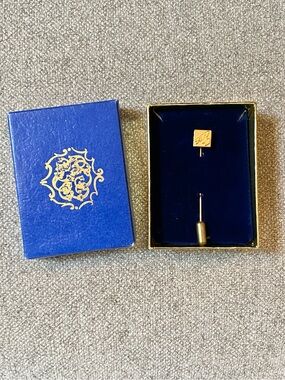 Boeing 737 Logo Gold Stick Hat Pin Airplane Employee Collectible in Original Box